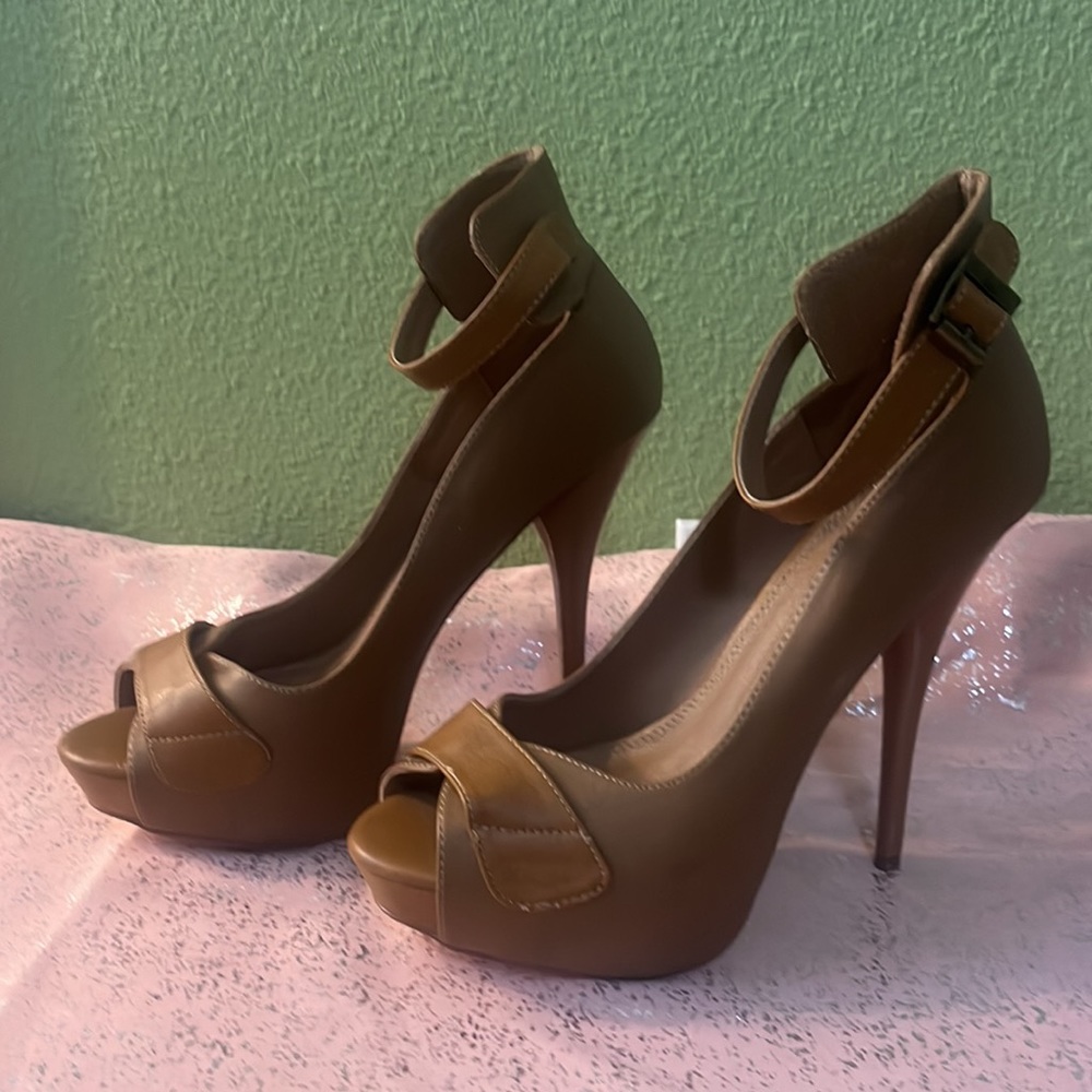 $35 Worn once! Sexy 5” platform heels beige size 8.5